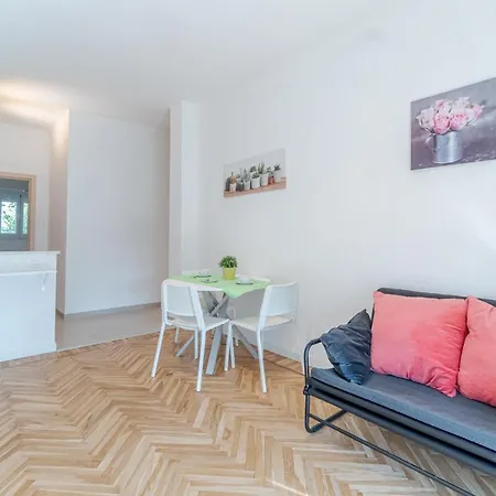 Guesthost - Comfy With Private Parking *