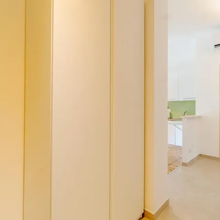 Comfy - Private Parking!