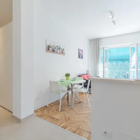 Guesthost - Comfy With Private Parking Apartman Asti
