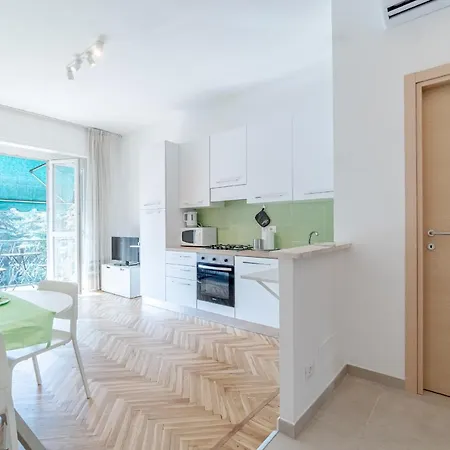 Comfy - Private Parking!