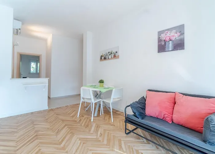 Guesthost - Comfy With Private Parking *