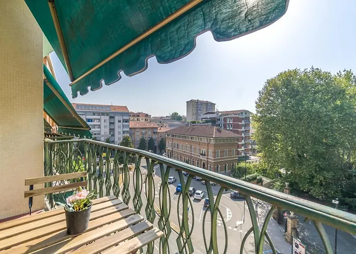 Guesthost - Comfy With Private Parking Daire Asti