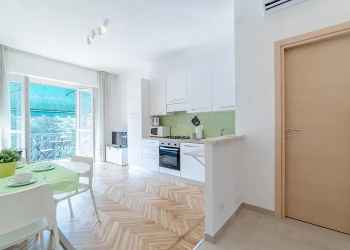 Guesthost - Comfy With Private Parking